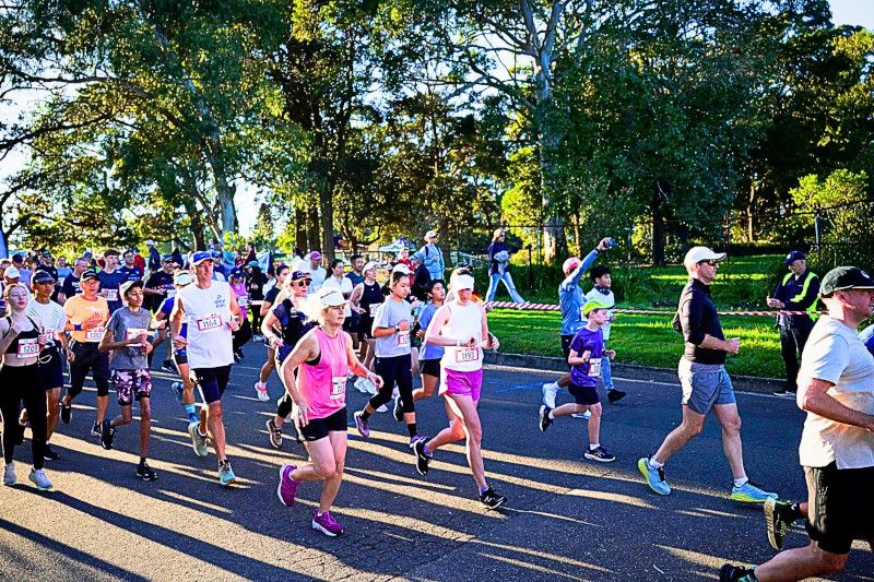 Runners after the 10km start